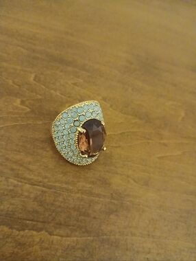 Size 8.5 Vintage Avon Beautiful Ring.